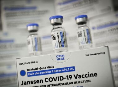 Mais de 30 milhões de doses da Janssen estão sem uso em um galpão do governo