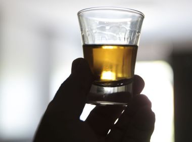 Consumo de bebidas alcoólicas antes de dormir pode prejudicar o sono, diz instituto