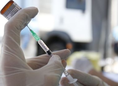Reino Unido aprova uso de primeira vacina desenvolvida contra Ômicron